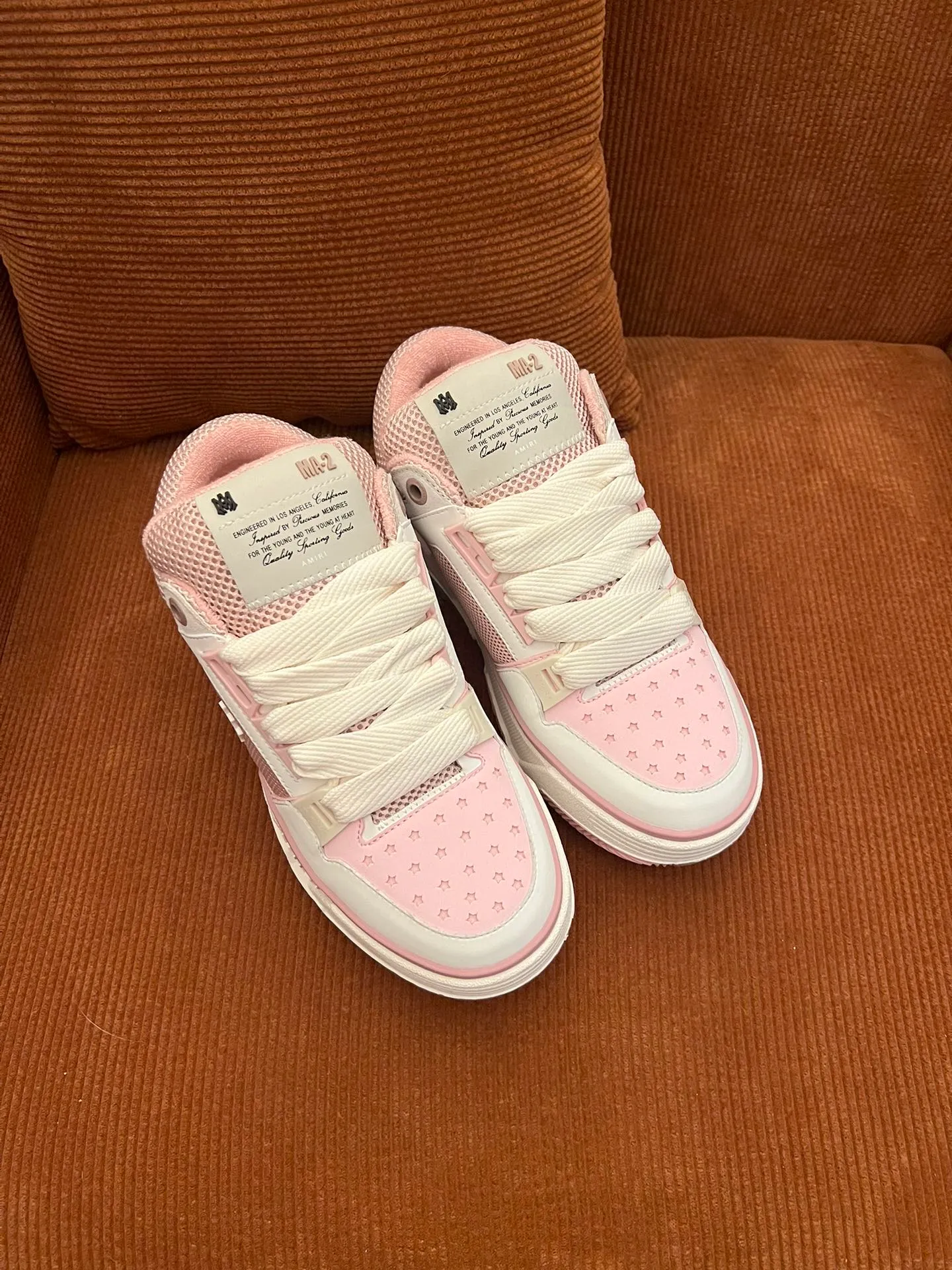 p620💰Men's shoes Amiri Emile's 2023 spring and summer new MA-1 bread shoes, couple models, casual sports shoes, sneakers Amiri gave up the rock punk style in the new season and used a large number of unsaturated colors, Morandi tones, whether you see or wear them, it will make people very happy. The large tongue of the bread shoes continues, shortens the length of the shoe body, thickens the midsole, and the toe part is more rounded. Amiri's brand letters and MA logo appear on the side of the shoe. Fabric: Original customized imported first-layer cowhide + mesh. Lining: Original customized breathable towel lining. Outsole. Foam combination material. Bottom thickness: 4CM. Size: Men's 39-45